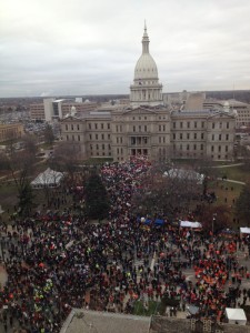 A photo of right to work protesters on the state Capitol. (Photo courtesy of @Chris_Mitchell_